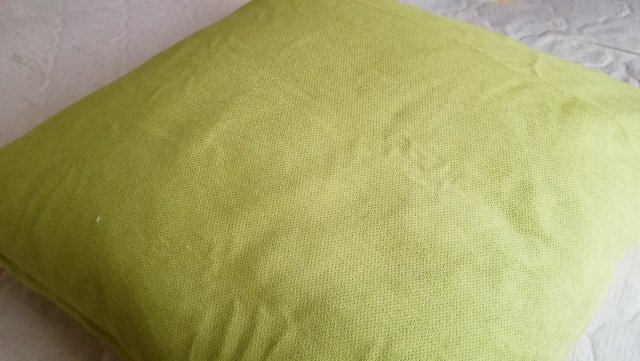 新しいクッションカバーを買う